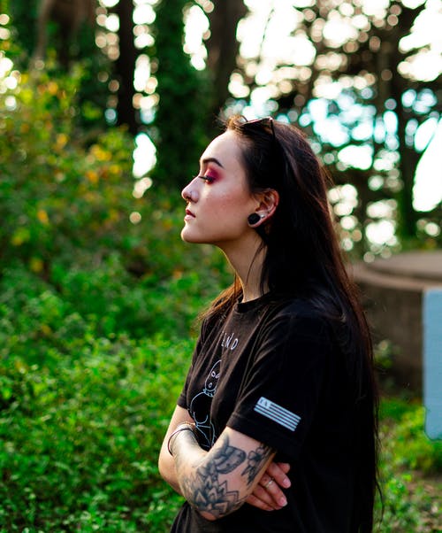 站在植物旁边的女人 · 免费素材图片