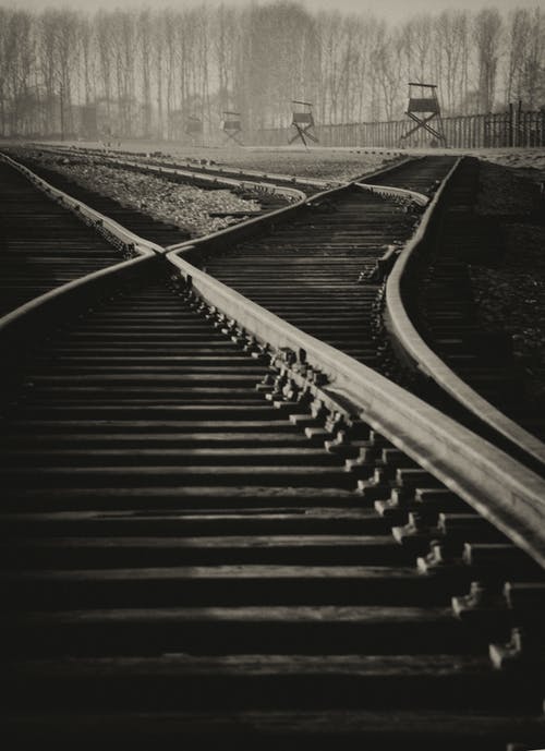 火车轨道的黑白图片 · 免费素材图片