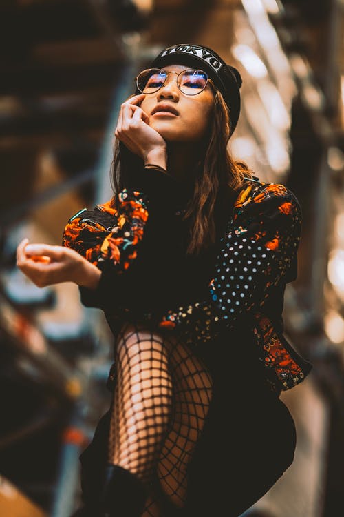 女人戴着黑色的针织帽 · 免费素材图片