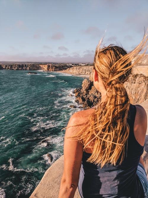 女人穿着黑色背心 · 免费素材图片