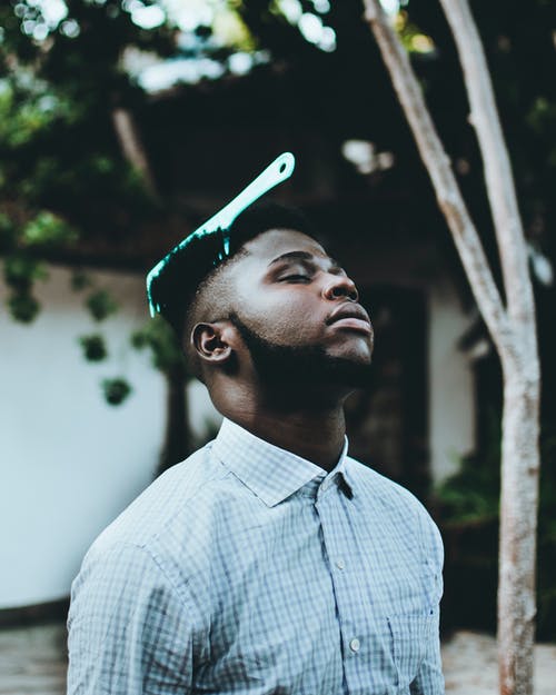 身穿白色礼服衬衫的男人站 · 免费素材图片