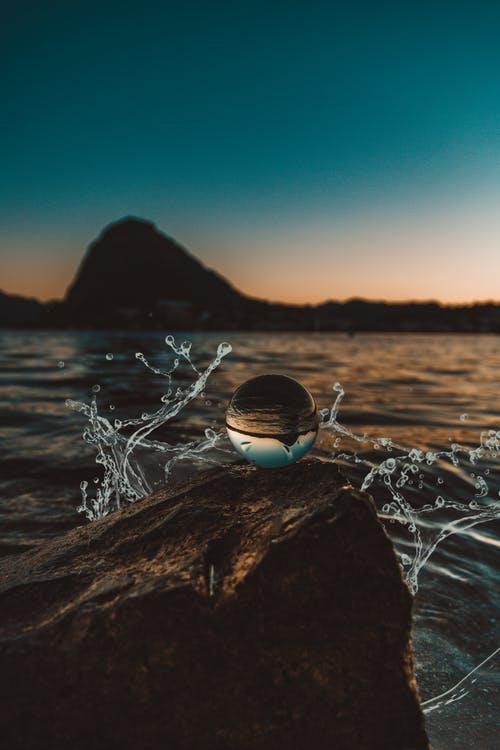 Lensball在岩石上的照片 · 免费素材图片