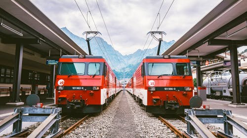 两列红色火车的照片 · 免费素材图片