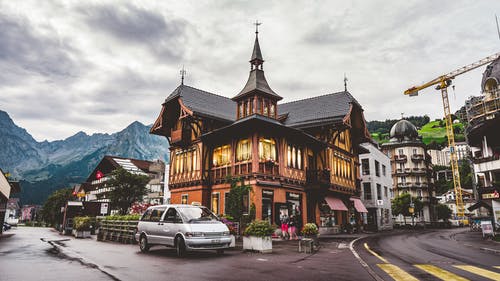 银车停在房子附近 · 免费素材图片