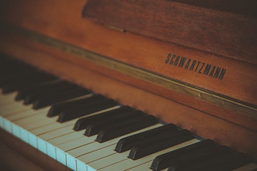 布朗·舒瓦兹曼钢琴的选择性聚焦摄影 · 免费素材图片