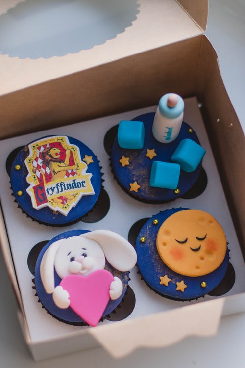 圆形婴儿淋浴纸杯蛋糕 · 免费素材图片