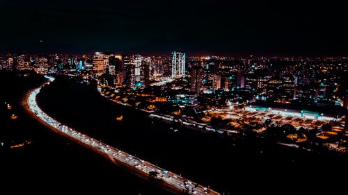 夜间城市天际线的航拍 · 免费素材图片