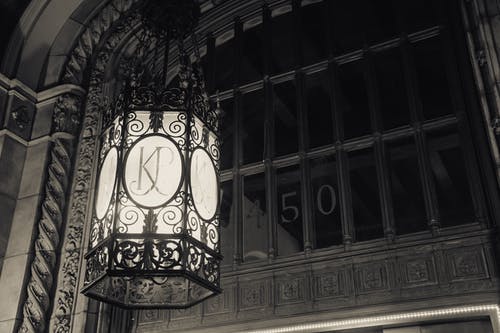 开启的黑色和灰色吊灯 · 免费素材图片