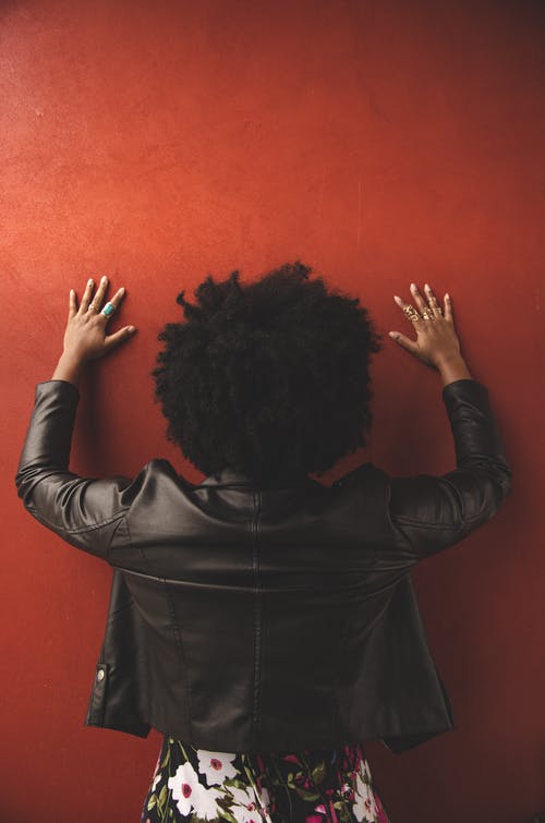 女人站和触摸墙 · 免费素材图片