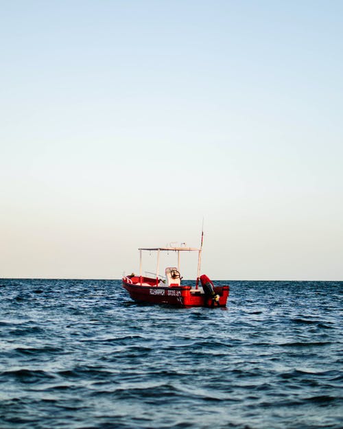 红色和白色的小船在水面上 · 免费素材图片