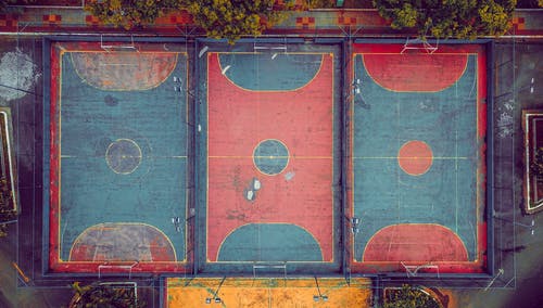 蓝色和红色篮球场 · 免费素材图片
