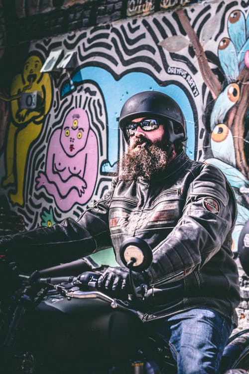 男子骑着黑色的摩托车 · 免费素材图片