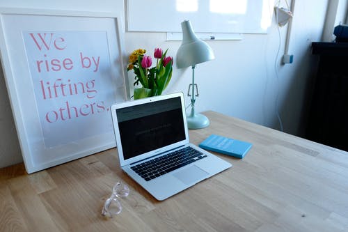 棕色桌上的macbook Air · 免费素材图片