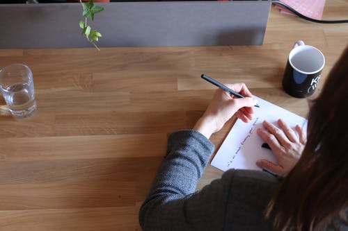 写在纸上的人 · 免费素材图片