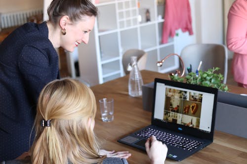两个女人使用黑色便携式计算机 · 免费素材图片