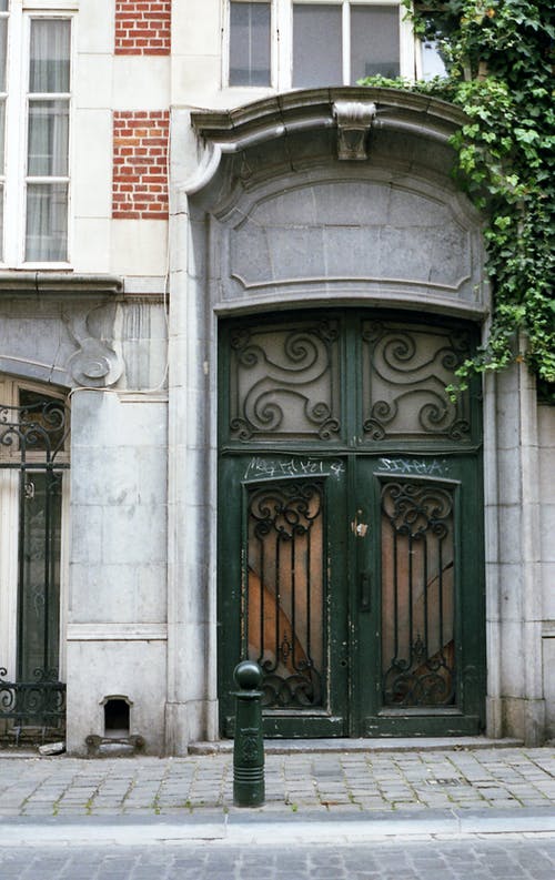 封闭的绿色金属门 · 免费素材图片
