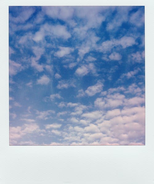 蓝色和白色的天空 · 免费素材图片