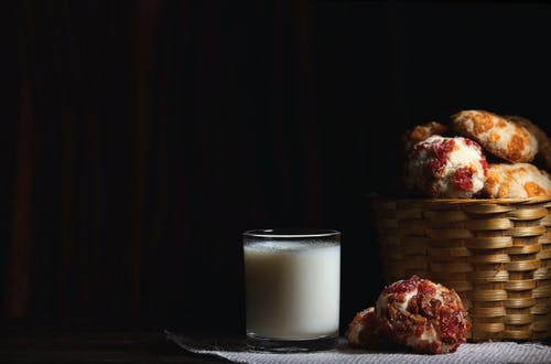 棕色饼干旁边的白色支柱蜡烛 · 免费素材图片