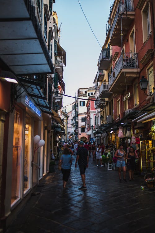 在胡同上行走的人 · 免费素材图片