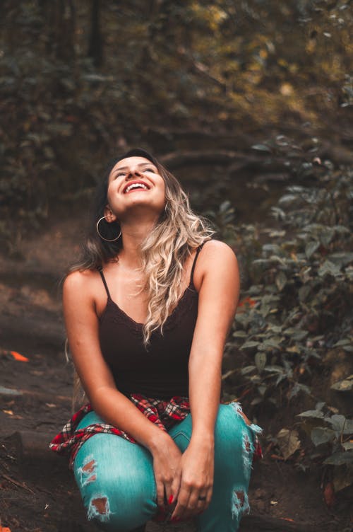 女人笑的时候抬头的照片 · 免费素材图片