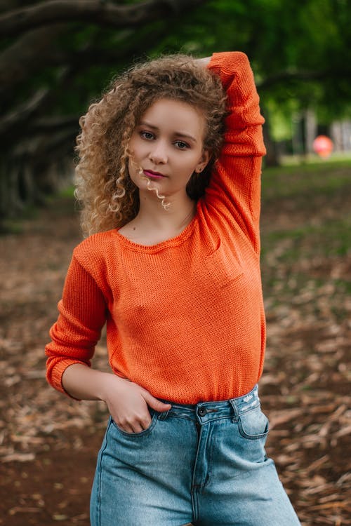 站立时摆姿势的女人 · 免费素材图片