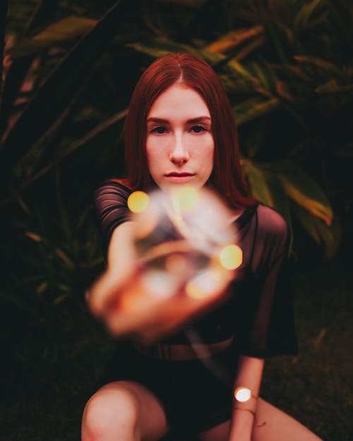 女人的选择性焦点照片 · 免费素材图片