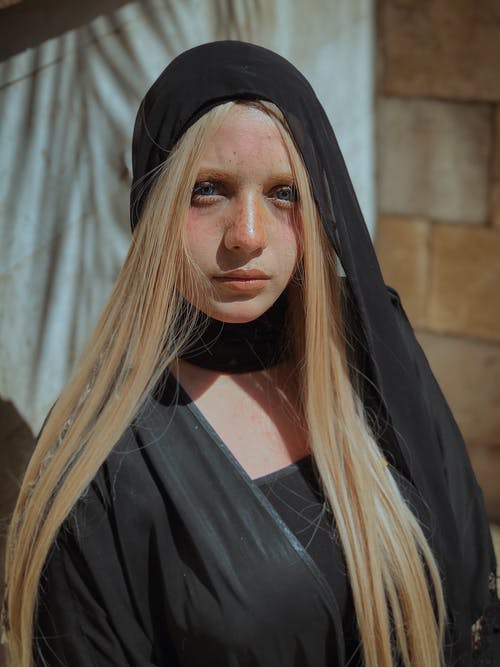 女人穿着黑色上衣 · 免费素材图片