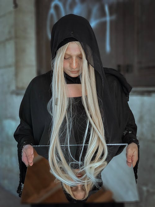 往下看的女人 · 免费素材图片