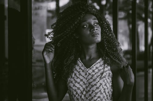 女人的灰度摄影 · 免费素材图片