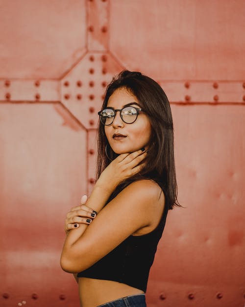 女人站动人的脖子 · 免费素材图片