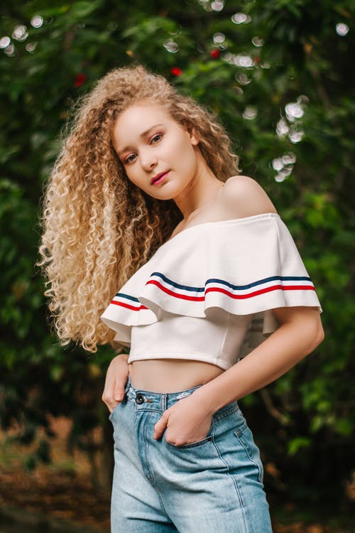 选择性聚焦摄影的白色露肩作物顶部的女人 · 免费素材图片