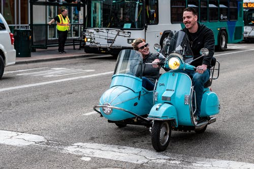 男子驾驶蓝绿色摩托车与驾驶室和道路上的乘客 · 免费素材图片
