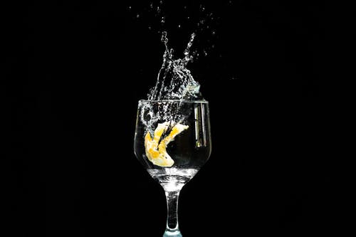 柠檬在装满水的酒杯中 · 免费素材图片