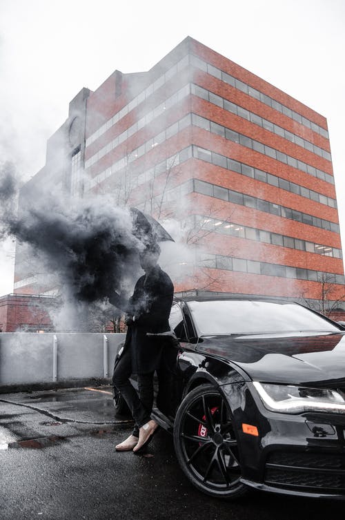 站在车旁边的人 · 免费素材图片