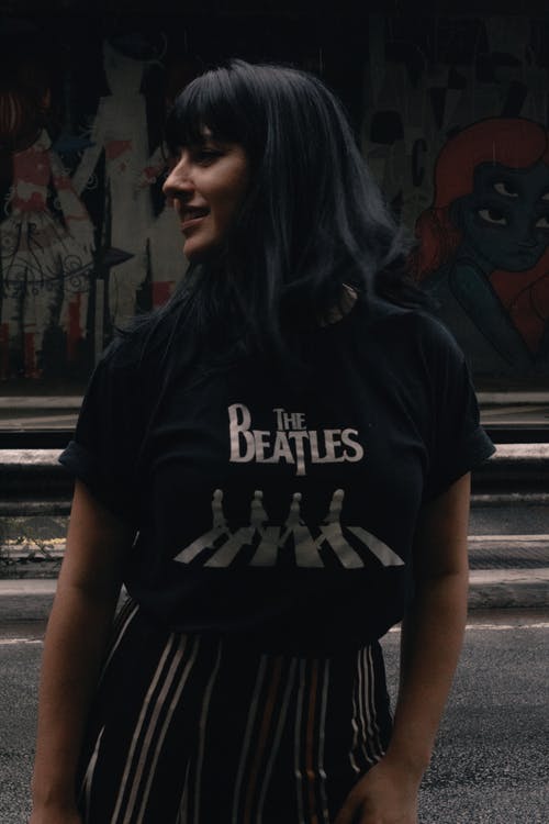 女人穿着黑色披头士乐队修道院路t恤 · 免费素材图片