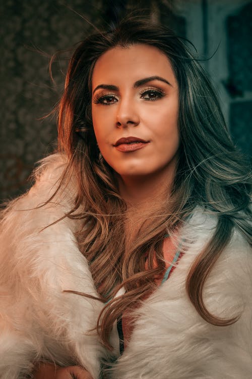 白色皮大衣的女人 · 免费素材图片