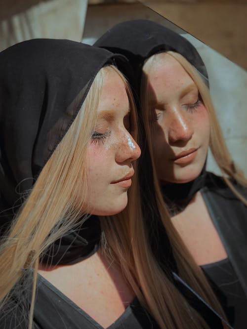 女人穿着黑色连衣裙 · 免费素材图片