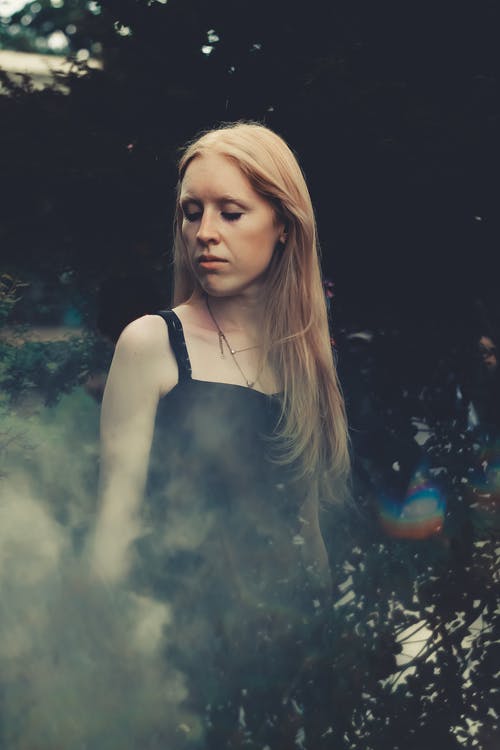 女人的选择性聚焦摄影 · 免费素材图片