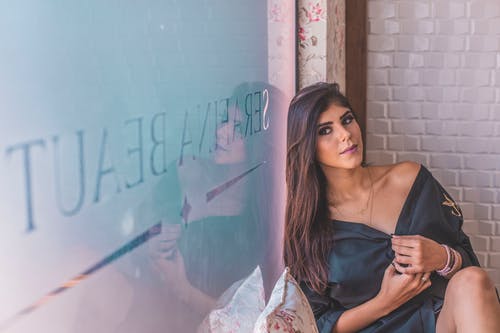 女人靠在墙上 · 免费素材图片