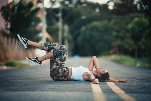 躺在大街上的女人 · 免费素材图片