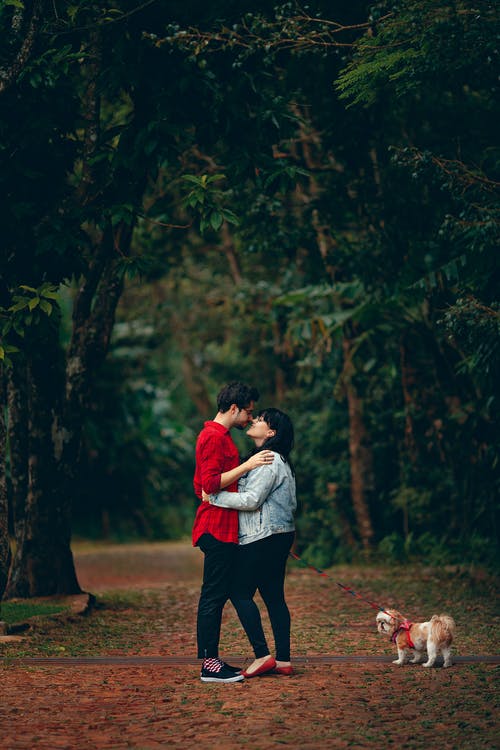 男人和女人亲吻牵狗带 · 免费素材图片