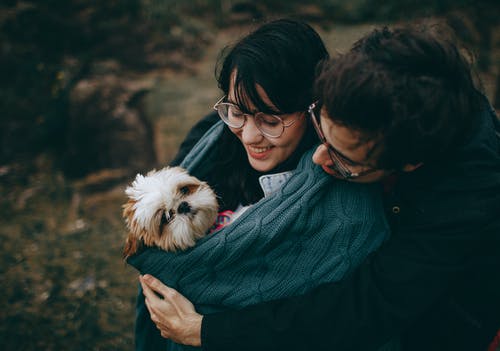 夫妇在焦点摄影上拥抱成人谭和白西施 · 免费素材图片