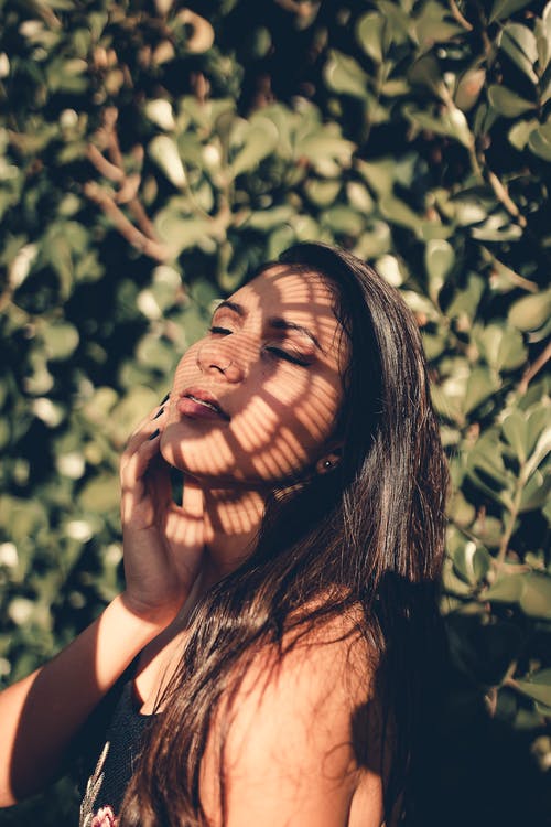 女人站在植物附近 · 免费素材图片