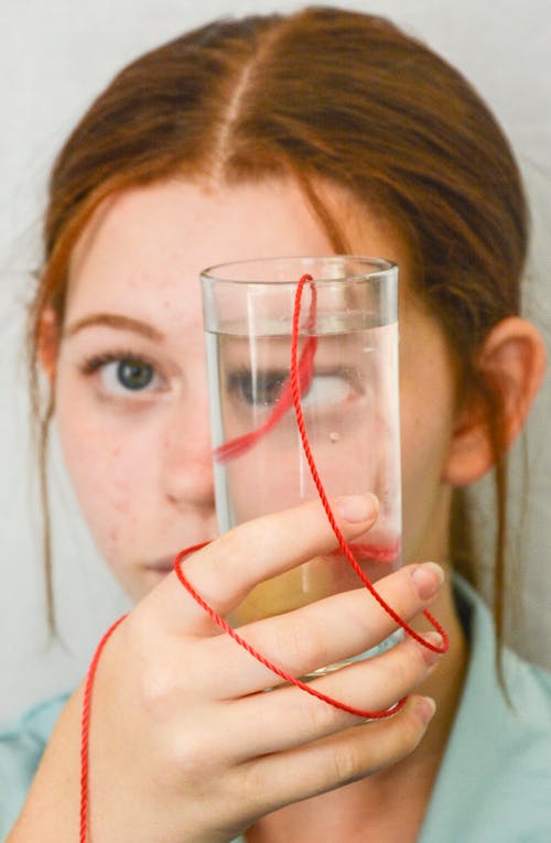 女人控股水杯 · 免费素材图片