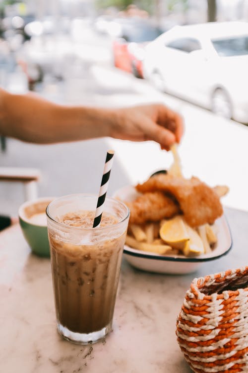 饮料杯的选择性聚焦摄影 · 免费素材图片