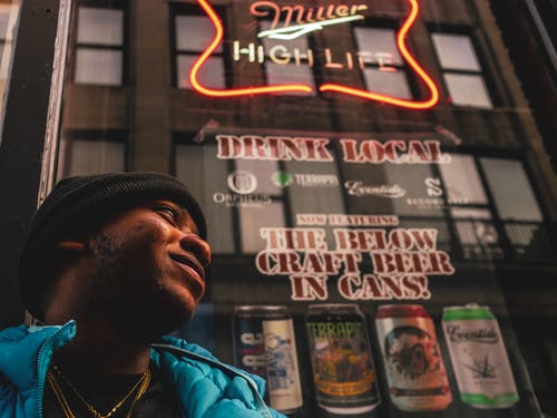 穿豆豆的男人 · 免费素材图片