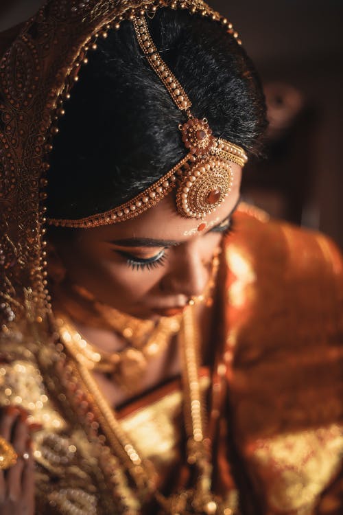 穿棕色传统服饰的女人的选择性聚焦摄影 · 免费素材图片