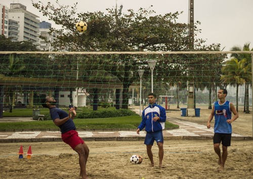 三人打排球 · 免费素材图片