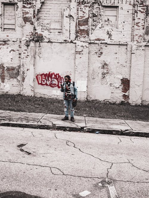 男子站在红色涂鸦 · 免费素材图片