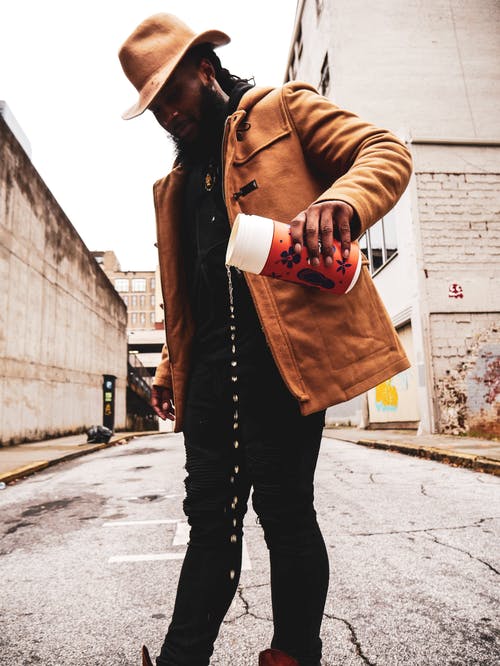 男子站在倒液体的道路上 · 免费素材图片